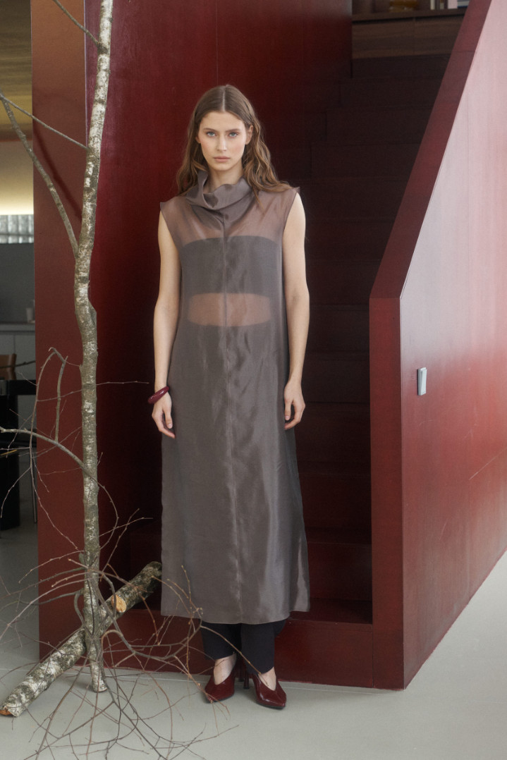 Платье полупрозрачное со стойкой