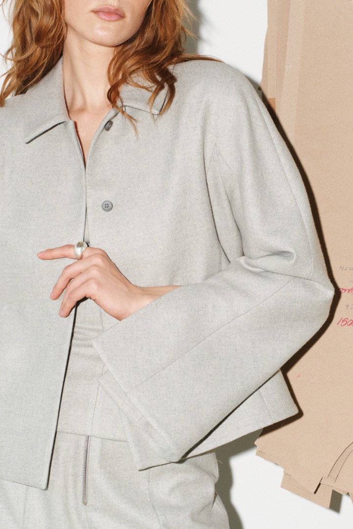 Жакет с разрезами по рукаву